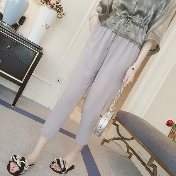 Οι γυναίκες Slacks σε τρία διαφορετικά χρώματα