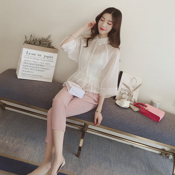 Οι γυναίκες Slacks σε τρία διαφορετικά χρώματα