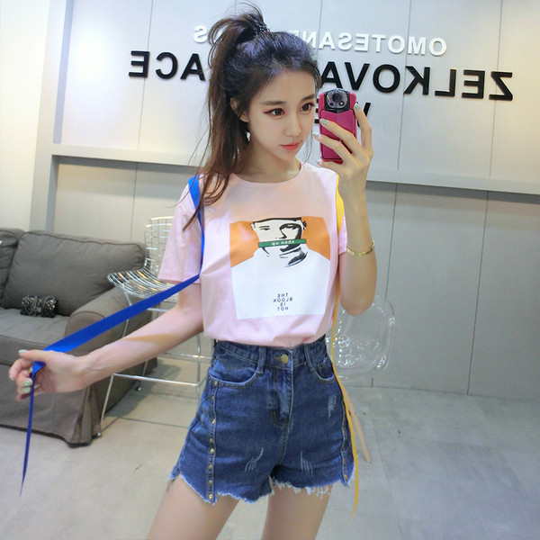 Κομψή T-shirt με κοντά μανίκια με εικονογράφηση και κρέμονται χρωματιστές κορδέλες