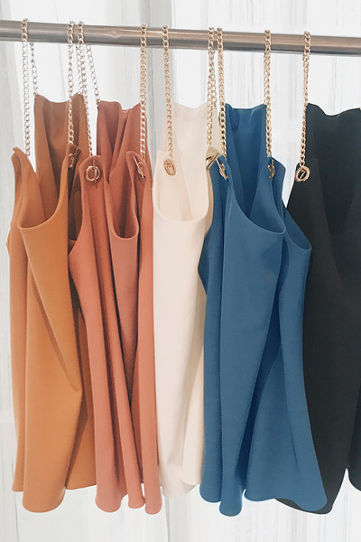 Елегантен дамски потник в пет различни цвята със златисти презрамки