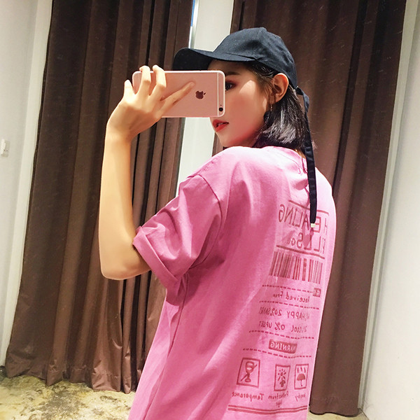 Καθημερινά μακρύ ροζ T-shirt με ενδιαφέρουσες επιγραφές στο πίσω μέρος