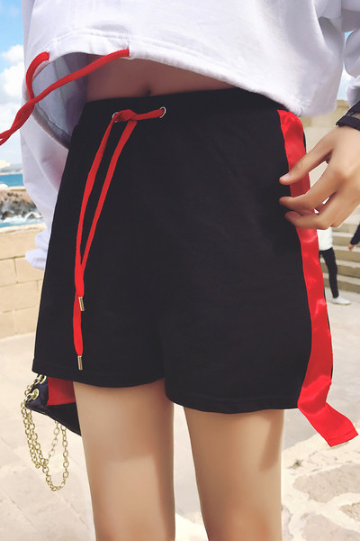 Семпли черни къси панталони с червени връзки и ленти