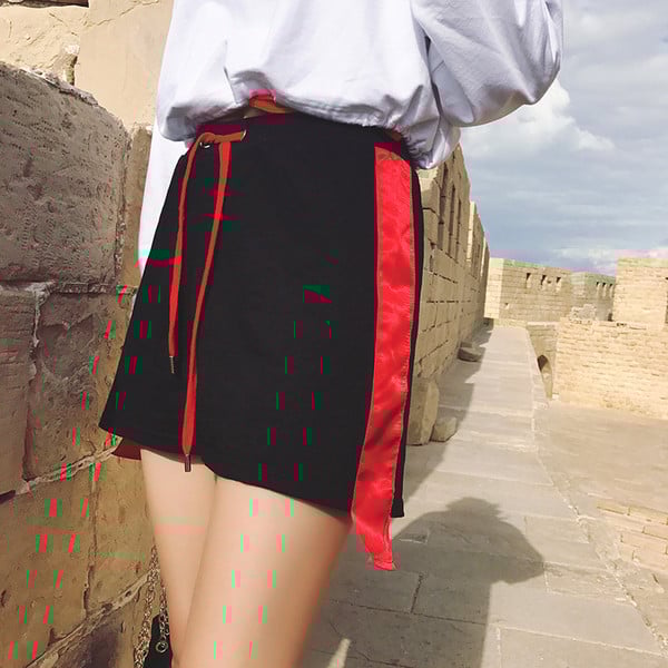 Семпли черни къси панталони с червени връзки и ленти