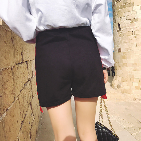 Семпли черни къси панталони с червени връзки и ленти