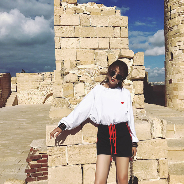 Семпли черни къси панталони с червени връзки и ленти