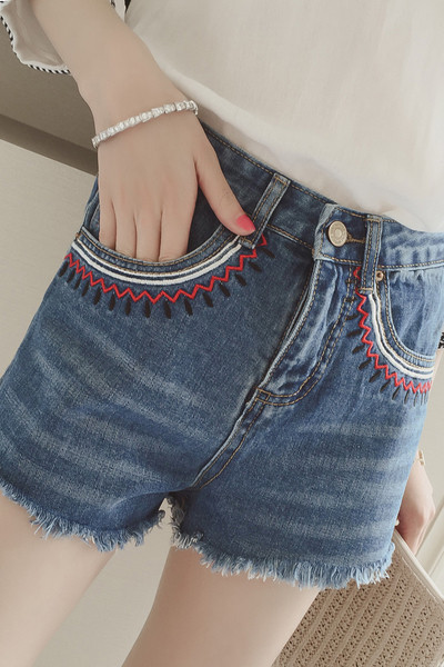 Κυρίες σύντομη παντελόνι τζιν με βλεφαρίδες και πολύ ενδιαφέρουσα κέντημα γύρω από τις τσέπες
