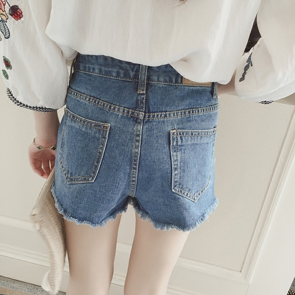 Κυρίες σύντομη παντελόνι τζιν με βλεφαρίδες και πολύ ενδιαφέρουσα κέντημα γύρω από τις τσέπες