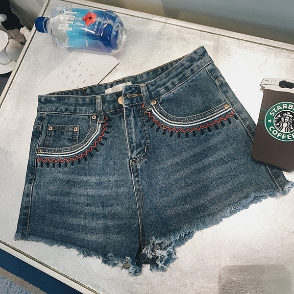 Κυρίες σύντομη παντελόνι τζιν με βλεφαρίδες και πολύ ενδιαφέρουσα κέντημα γύρω από τις τσέπες