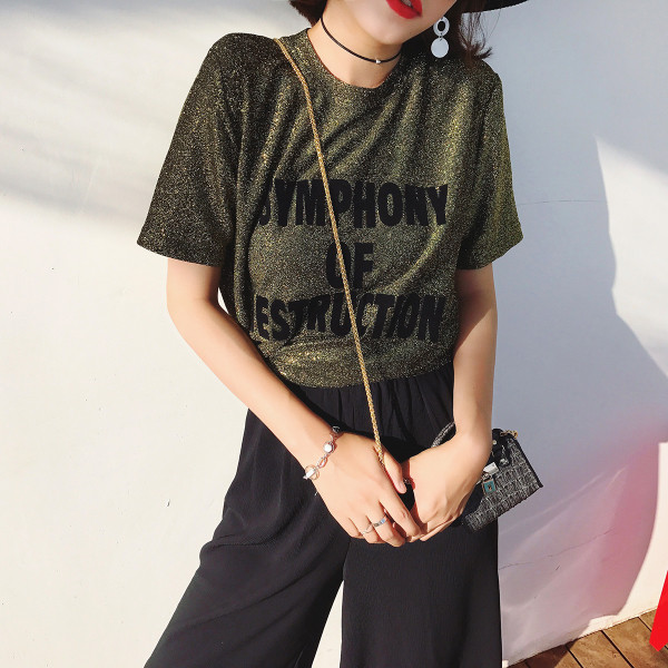 Ελκυστική μπλούζα με φαρδιά κοντά μανίκια επισημαίνονται και μπροκάρ