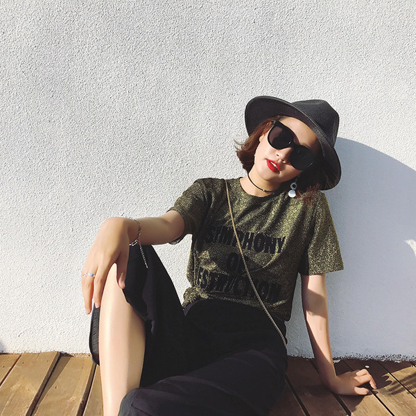 Ελκυστική μπλούζα με φαρδιά κοντά μανίκια επισημαίνονται και μπροκάρ