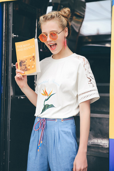 Λευκή μπλούζα με μακριά μανίκια και πολύ ενδιαφέρουσα εφαρμογή