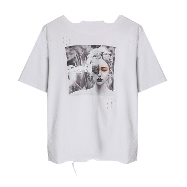 Μεγάλη κυρίες T-shirt με ενδιαφέρουσες εκτυπώσεις και ευρύ κοντά μανίκια