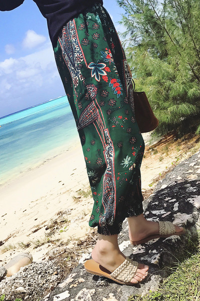 Ευρεία σκούρο πράσινο παντελόνι με floral διακοσμήσεις