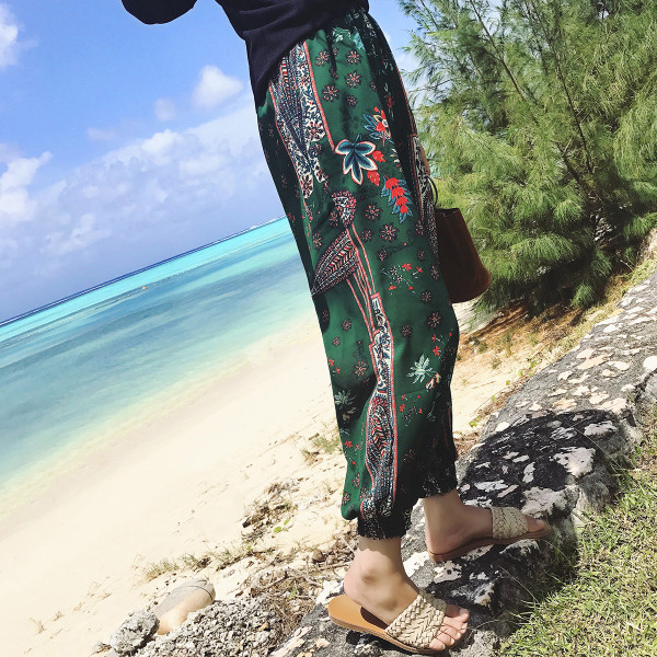 Ευρεία σκούρο πράσινο παντελόνι με floral διακοσμήσεις