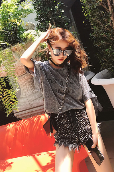 Μεγάλη μοντέλο λαμπερά κυρίες μπλούζα με μανίκια μη τυποποιημένων