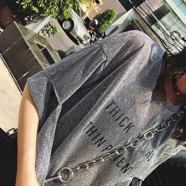 Μεγάλη μοντέλο λαμπερά κυρίες μπλούζα με μανίκια μη τυποποιημένων