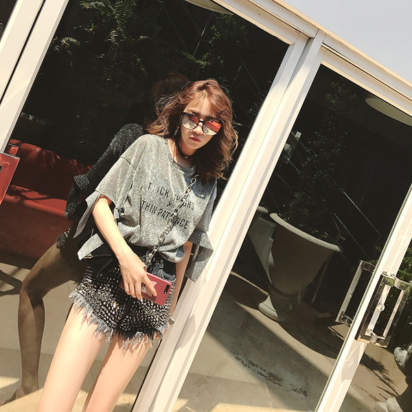 Μεγάλη μοντέλο λαμπερά κυρίες μπλούζα με μανίκια μη τυποποιημένων