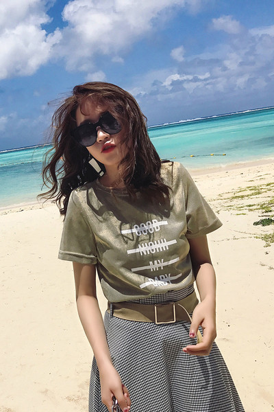 κοντό μανίκι T-shirt κομψό καλοκαίρι γυναικών με μια ενδιαφέρουσα επιγραφή