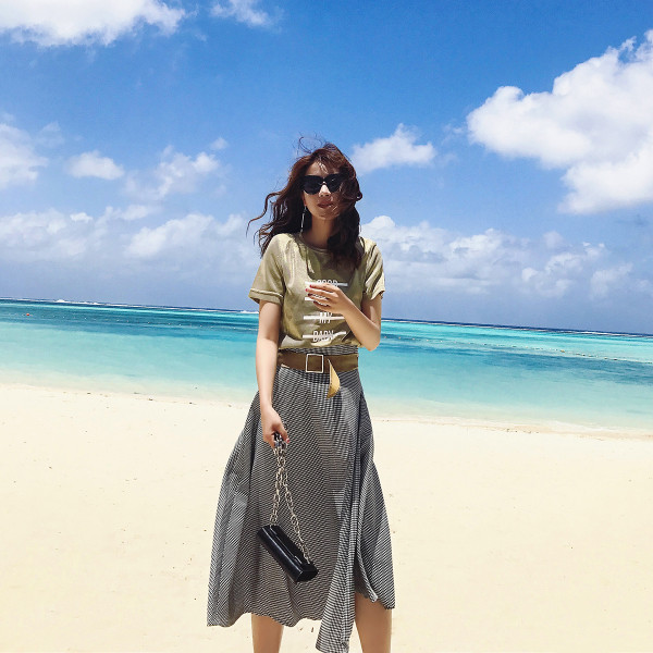 κοντό μανίκι T-shirt κομψό καλοκαίρι γυναικών με μια ενδιαφέρουσα επιγραφή