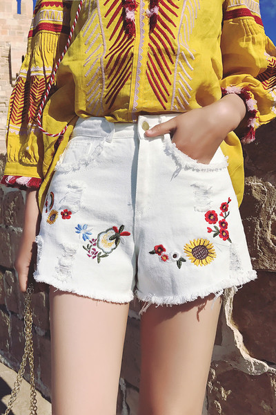 Άνετη μεγάλη σύντομο κυρίες παντελόνι με κεντημένα λουλούδια