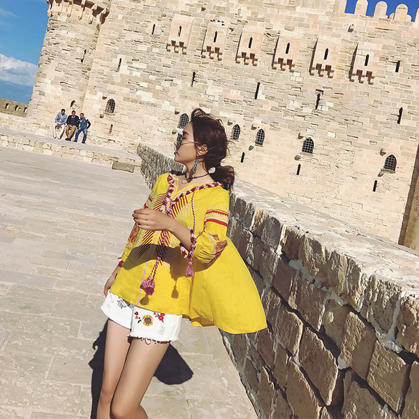 Άνετη μεγάλη σύντομο κυρίες παντελόνι με κεντημένα λουλούδια