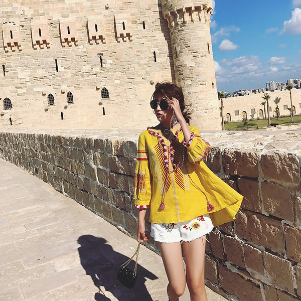 Άνετη μεγάλη σύντομο κυρίες παντελόνι με κεντημένα λουλούδια