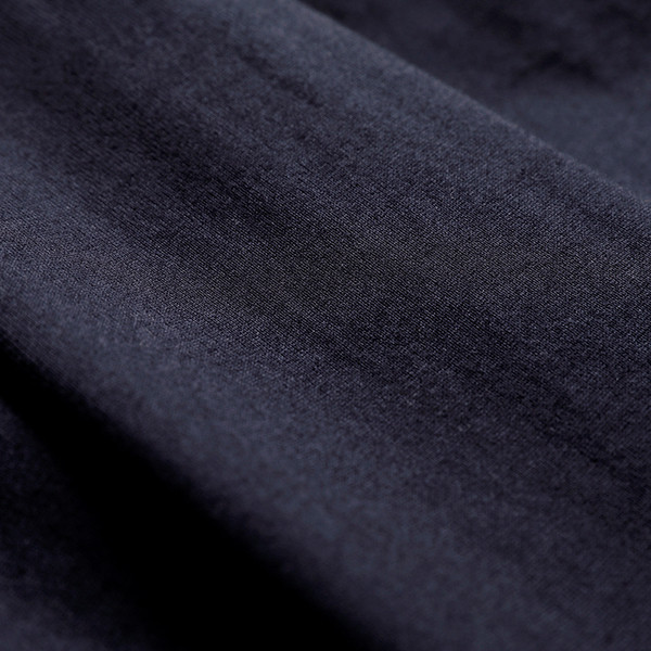 Οι μαύρες γυναίκες κάθε μέρα T-shirt με κοντά μανίκια και πολύ ενδιαφέρουσα σχισμή στη μία πλευρά