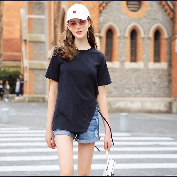 Οι μαύρες γυναίκες κάθε μέρα T-shirt με κοντά μανίκια και πολύ ενδιαφέρουσα σχισμή στη μία πλευρά