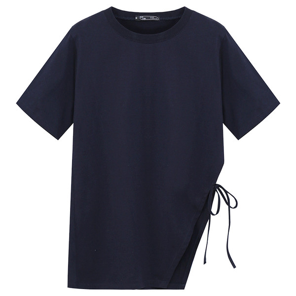 Οι μαύρες γυναίκες κάθε μέρα T-shirt με κοντά μανίκια και πολύ ενδιαφέρουσα σχισμή στη μία πλευρά