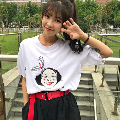 Κυρίες καθημερινή μπλούζα με μια ενδιαφέρουσα εφαρμογή και razrafani μανίκια