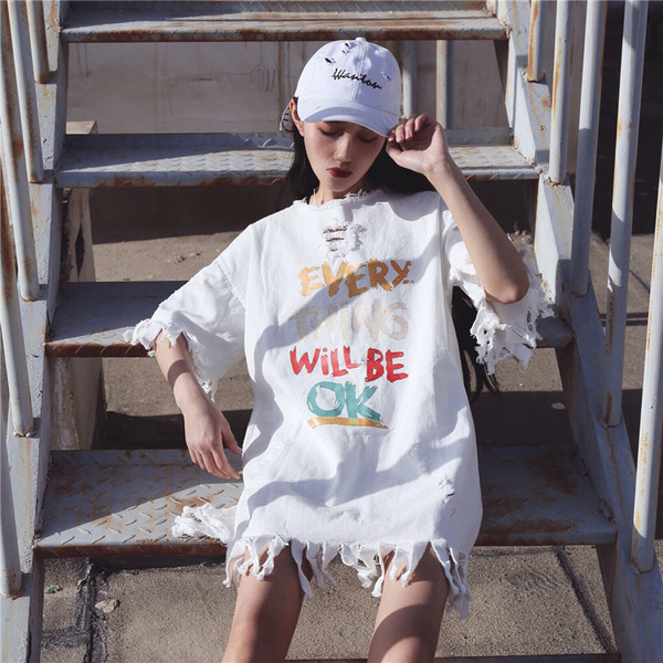 πουκάμισο σε στυλ τουνίκ γυναικών με μια πολύ ενδιαφέρουσα επιγραφή και razrafani άκρα μανίκι