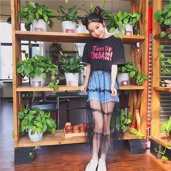 Μεγάλη κυρίες φόρεμα μιμείται ένα σύνολο από δύο μέρη (φούστα + μπλούζα)