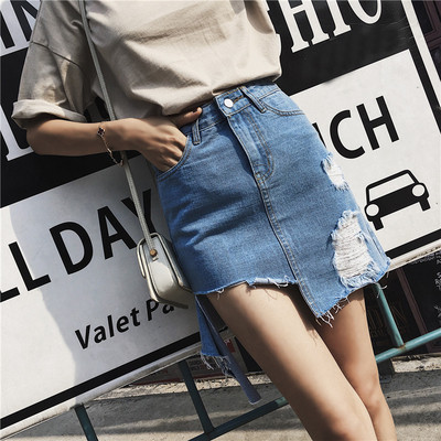 Κομψή τεμαχισμένο τζιν φούστα με ένα δυσανάλογο μήκος