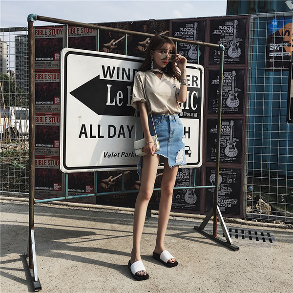 Κομψή τεμαχισμένο τζιν φούστα με ένα δυσανάλογο μήκος