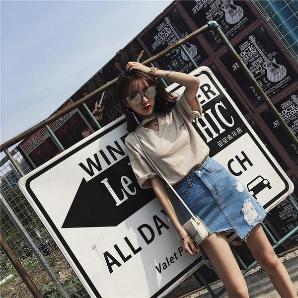 Κομψή τεμαχισμένο τζιν φούστα με ένα δυσανάλογο μήκος