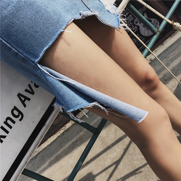 Κομψή τεμαχισμένο τζιν φούστα με ένα δυσανάλογο μήκος