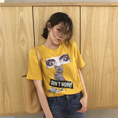 Πολλά φρέσκα κυρίες μπλούζα με κοντά μανίκια και ενδιαφέρουσα σφραγίδα