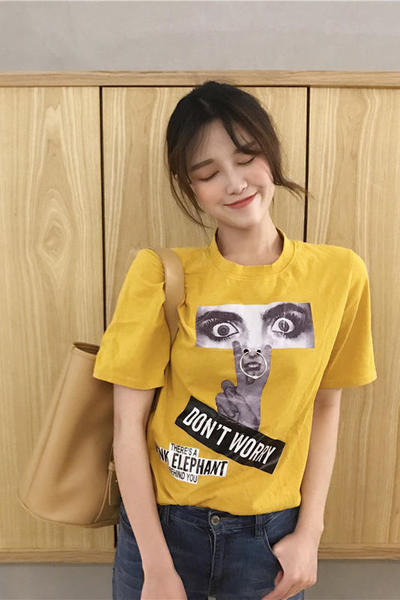 Πολλά φρέσκα κυρίες μπλούζα με κοντά μανίκια και ενδιαφέρουσα σφραγίδα