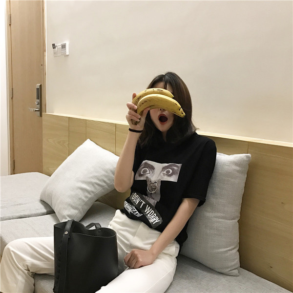 Πολλά φρέσκα κυρίες μπλούζα με κοντά μανίκια και ενδιαφέρουσα σφραγίδα