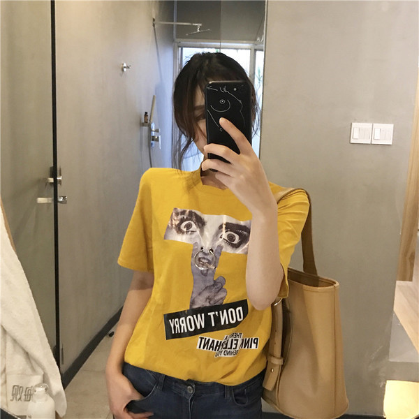 Πολλά φρέσκα κυρίες μπλούζα με κοντά μανίκια και ενδιαφέρουσα σφραγίδα