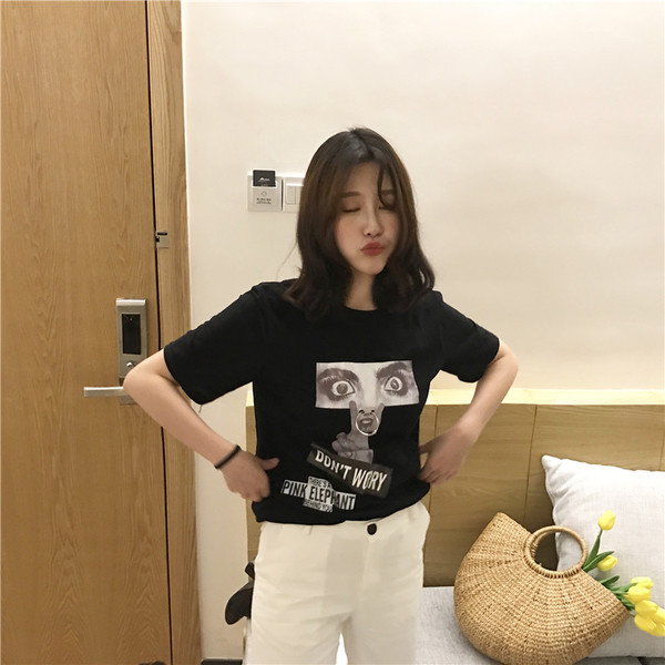 Πολλά φρέσκα κυρίες μπλούζα με κοντά μανίκια και ενδιαφέρουσα σφραγίδα