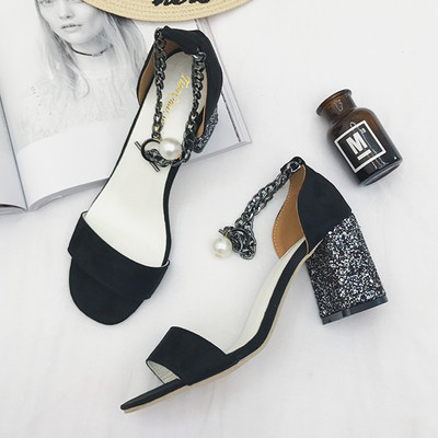 Γυναικεία παπούτσια με παχύτακούνι σε τρία διαφορετικά χρώματα