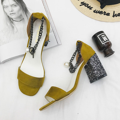 Γυναικεία παπούτσια με παχύτακούνι σε τρία διαφορετικά χρώματα