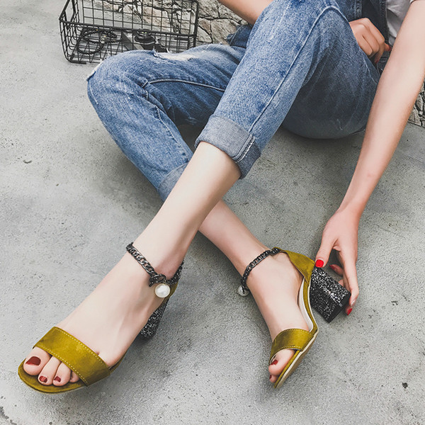 Γυναικεία παπούτσια με παχύτακούνι  σε τρία διαφορετικά χρώματα