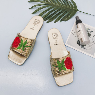 Γυναικείες παντόφλες σε ασημί και χρυσό με κεντήματα 