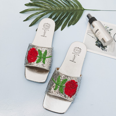 Γυναικείες παντόφλες σε ασημί και χρυσό με κεντήματα 