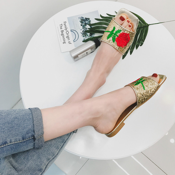 Γυναικείες παντόφλες σε ασημί και χρυσό με κεντήματα 