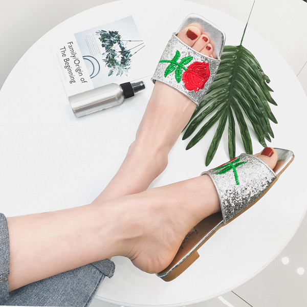 Γυναικείες παντόφλες σε ασημί και χρυσό με κεντήματα 