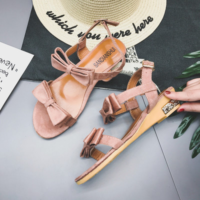 Οι γυναίκες πολύ φρέσκο σανδάλια με όμορφες κορδέλες