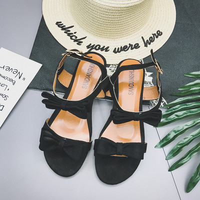 Οι γυναίκες πολύ φρέσκο σανδάλια με όμορφες κορδέλες